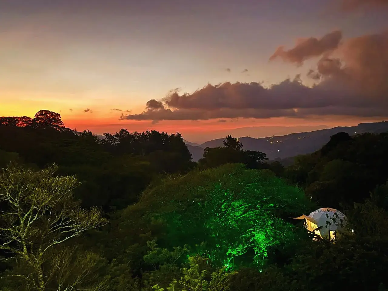 Atardecer sobre las montañas y los domos de Macas Moon