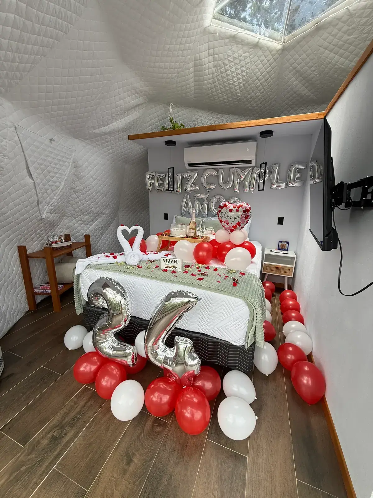 Cama de un domo de Macas Moon decorada para un cumpleaños con globos rojos y plateados