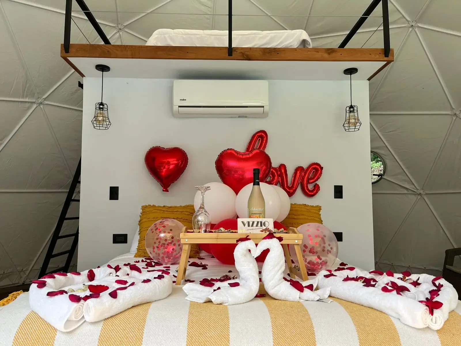 Paquete de decoración romántica en un domo de Macas Moon