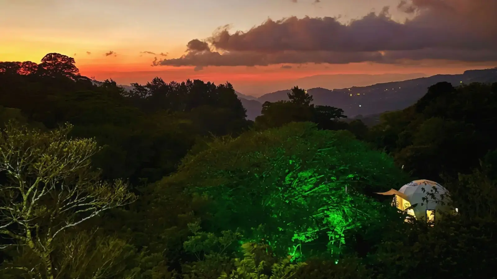 Domo de Macas Moon iluminado al anochecer entre el bosque de Monteverde
